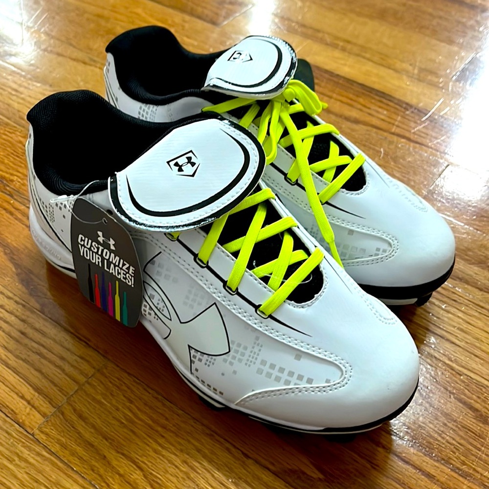 NWT without box Under Armour women’s Glyde ST CC Cleats size 6 1/2